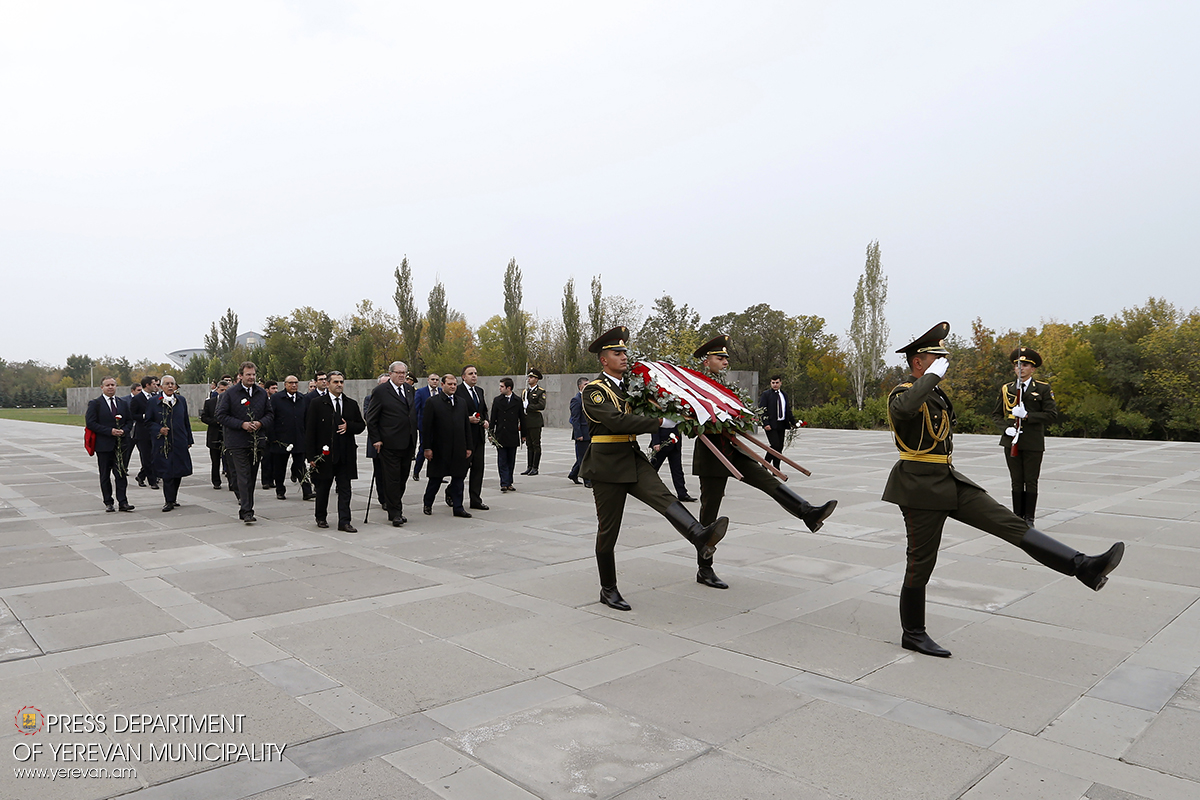 Глава суверенного Мальтийского ордена посетил мемориальный комплекс жертв Геноцида армян