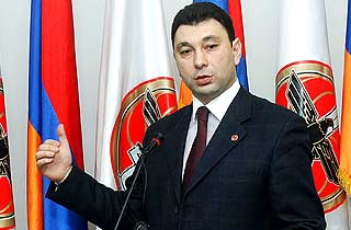 Шармазанов ответил на критику однопартийца Карена Карапетяна в адрес властей и РПА