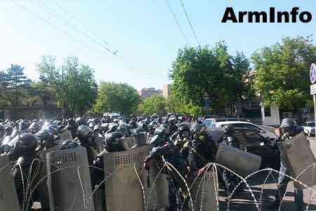 Situation at the Armenian Parliament building is getting tense-policemen use force