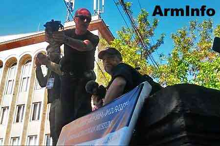 There are injured among activists as police use force 