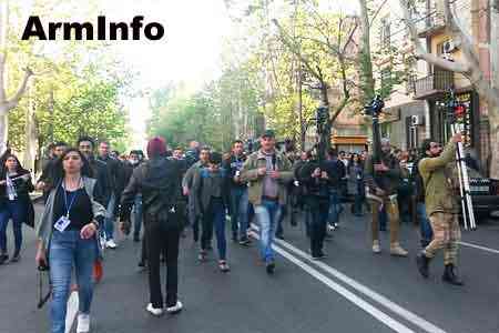 Participants of the "Make a step, refuse Serzh" movement began blockading the central streets of Yerevan: The police subjected dozens of students to retaining