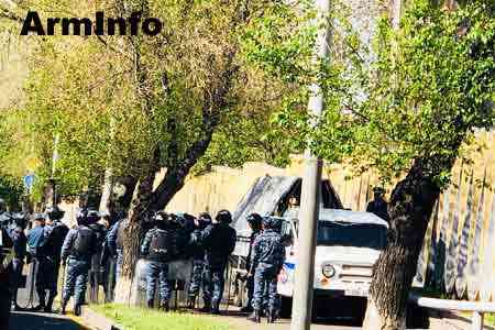 The closest approaches to the National Assembly of Armenia on the streets of Baghramyan and Demirchyan are blocked by the police