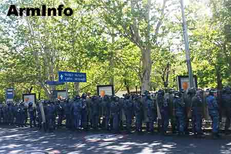 Участники акции протеста окружили Правительственное здание номер 3: Полиция начала привод участников акции