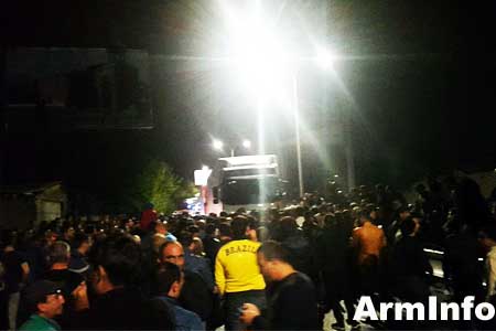 На Площади Республики проходит многотысячный митинг протеста: активисты обнародовали план дальнейших действий
