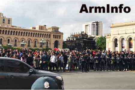 В Ереване на площади Республики для участия в митинге инициативы «Сделай шаг, откажи Сержу» собрались несколько десятков тысяч граждан