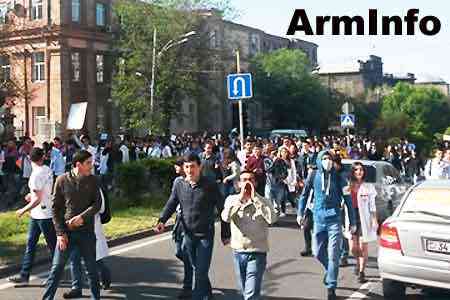 Protests against Serzh Sargsyan`s premiership continue in Yerevan from early morning