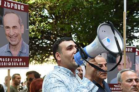 Kocharyan Supporters and Opponents Gather Again at the Courthouse