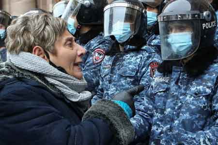 В день материнства и красоты группа женщин - оппозиционеров устроила марш протеста