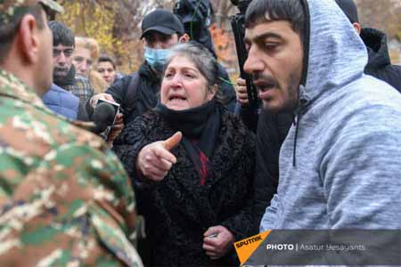 Родители погибших в результате пожара в селе Азат военнослужащих перекрыли трассу Ереван- Севан