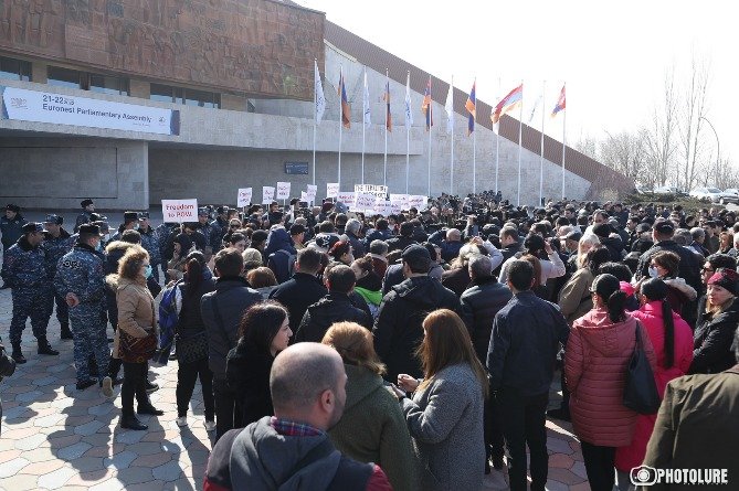 "В Европе должны открыть свои глаза и уши": В Ереване проходит акция протеста