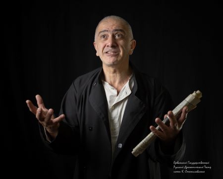 Театральная премьера в Ереване: Моноспектакль о Комитасе покажут на Малой сцене Русского драмтеатра