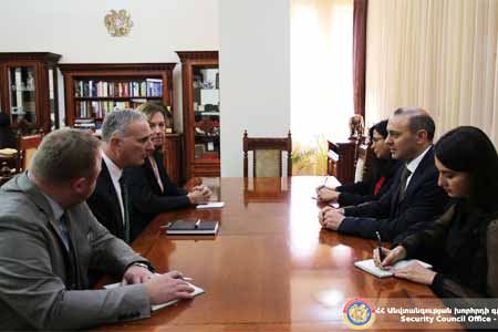 ՀՀ ԱԽ քարտուղարը հանդիպել է ԵԱՀԿ Մինսկի խմբի ամերիկացի համանախագահի հետ