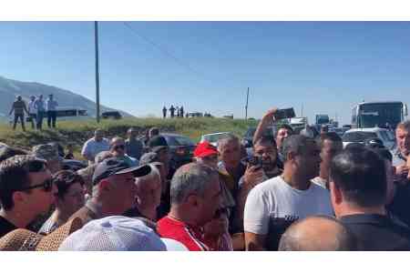 Все - начиная с министра и заканчивая премьером, водят нас за нос: напряженная ситуация на трассе Ереван-Апаран