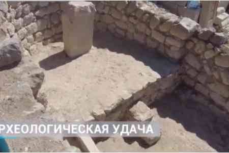 На территории селища Спитак ванк в ходе раскопок обнаружены церковь, притвор, хачкары и надгробия