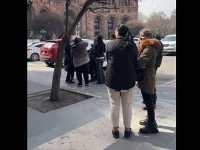 Арцахцы проводят акцию у здания правительства с требованием выплаты средств по программе поддержки "40+10"