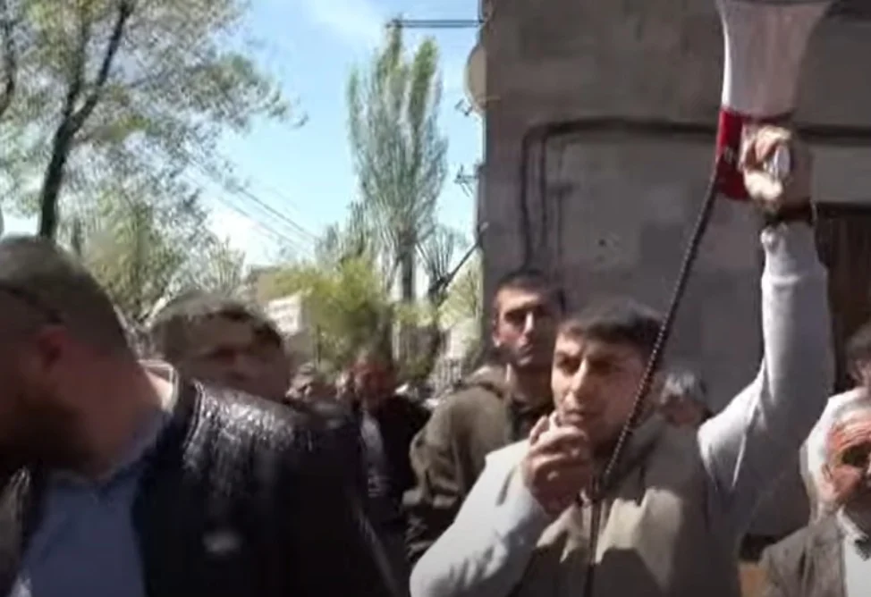 Напряженная ситуация у представительства Арцаха - к протестующим вышел президент НКР