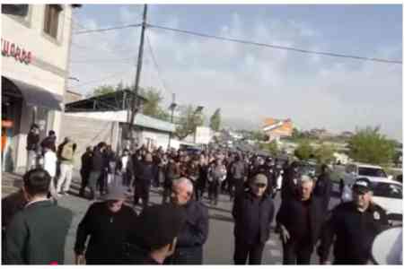 Proshyan residents hold protest at fare rise