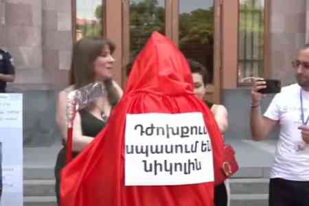 Կառավարության շենքի մոտ միանգամից երկու բողոքի ակցիա է ընթանում