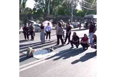 Missing servicmen`s relatives continue blocking Baghramyan Avenue in Armenia