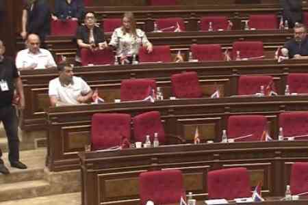 Ситуация в парламенте Армении вновь резко обострилась после выступления Артура Саркисяна