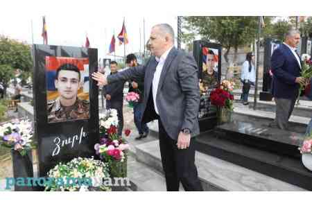 Artsakh leaders visit Yerablur military pantheon on NKR independence  referendum day