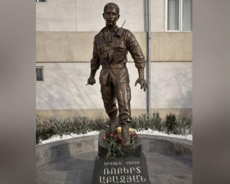 В Ереване состоялась церемония открытия памятника герою 4-дневной арцахской войны 2016 года Роберту Абаджяну