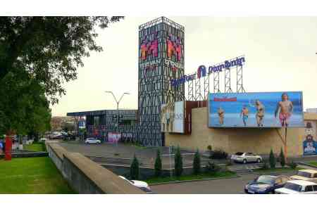  Tenants of retail outlets at Rossiya Mall shopping center hold  protest