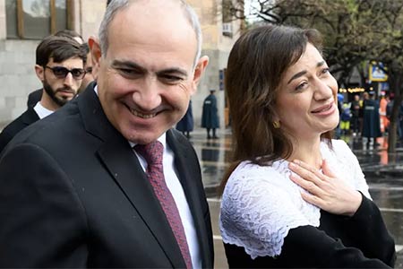 Анна Акопян заявила о завершении гражданского брака с Николом Пашиняном. СМИ сообщают, что пара зарегистрировала свой брак