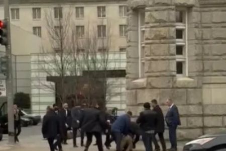 Охрана Алиева избила азербайджанских демонстрантов в Вашингтоне