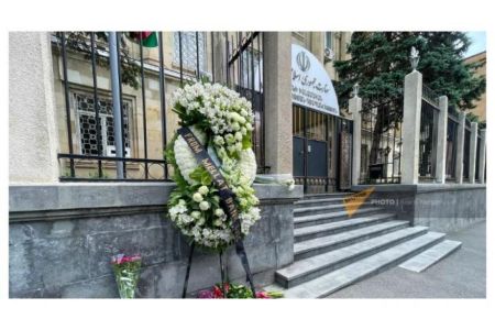 Граждане несут цветы, венки и игрушки к посольству Ирана в Ереване в знак солидарности с иранским народом