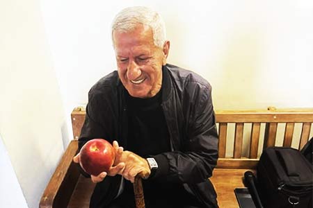 Armenian court upholds acquittal of Artsakh refugee who threw apple at Armenian premier