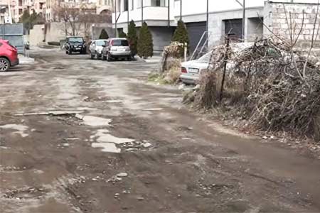 Жители улицы Гоар Гаспарян в центре Еревана требуют ремонта дороги - проходит акция протеста