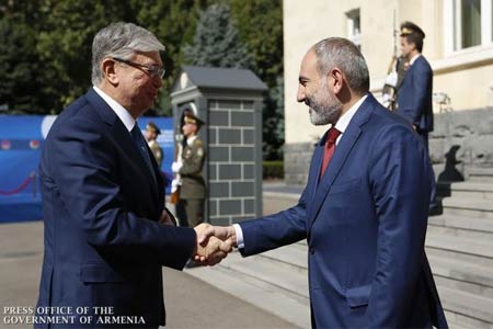 Пашинян поздравил Токаева с успешным проведением конституционного референдума в Казахстане