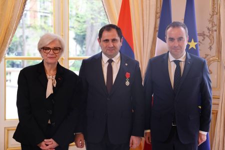 French President awards Armenian Defense Ministry the Legion of Honor