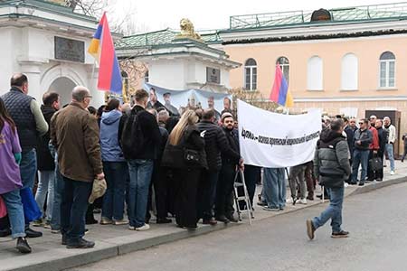 Армяне встретили Пашиняна в Москве акцией в поддержку Армянской Церкви