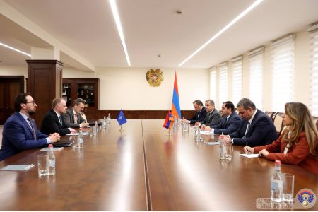 Глава армянского оборонного ведомства встретился с новым спецпредставителем генсека НАТО по Кавказу