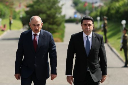 Пашинян и Симонян осудили сожжение флага Турции на площади Республики в Ереване