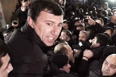 Փաստաբան․Դատարանը պարտավորեցրել է քրեական վարույթ նախաձեռնել Մայր Աթոռ Սուրբ Էջմիածնի մոտ Փաշինյանի նախաձեռնած բողոքի ակցիայի ժամանակ խուլիգանության փաստի առնչությամբ