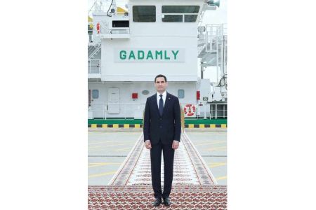 Президент Туркменистана принял участие в торжественной церемонии ввода в эксплуатацию нового сухогрузного судна