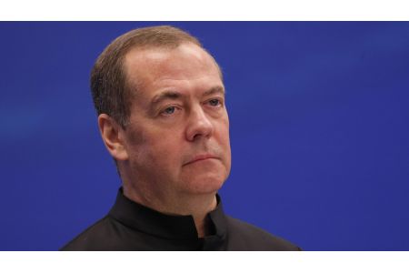 Медведев: тот, кто старается усидеть между стульями, рискует больно приземлиться на свою задницу