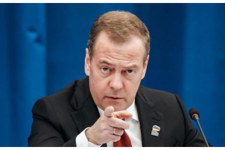 Медведев сравнил реакцию Пашиняна на призыв провести референдум о членстве Армении в ЕАЭС или ЕС с формулой Льва Троцкого