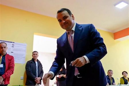Первый номер блока "Сильная Армения" проголосовал на выборах в парламент