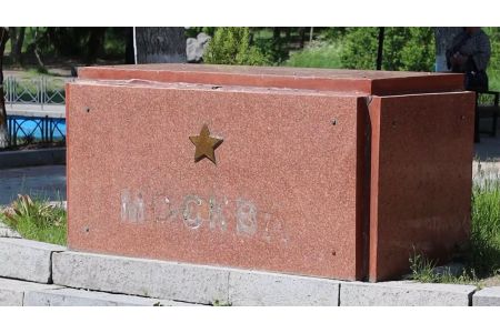В Гюмри неизвестные сорвали позолоченные буквы с мемориала "Мать Армения"
