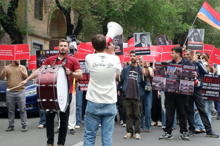"Freedom for Armenian political prisoners": Protest held outside  government building during Ursula von der Leyen`s visit to Yerevan