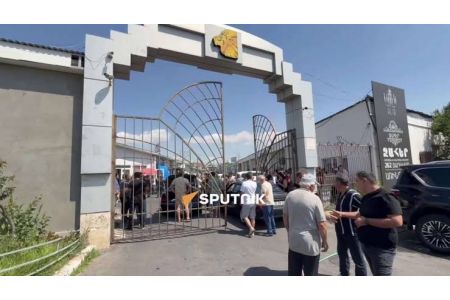 «Առինջ Մոլլ» Ծառուկյանի աշխատակիցները բողոքի ակցիա են անցկացնում առևտրի հարթակի մի մասի գործունեության կասեցման ֆոնին