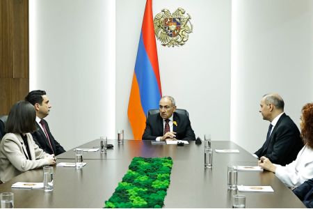 Премьер-министр РА представил сотрудникам аппарата Совета безопасности новоназначенного секретаря СБ Алена Симоняна